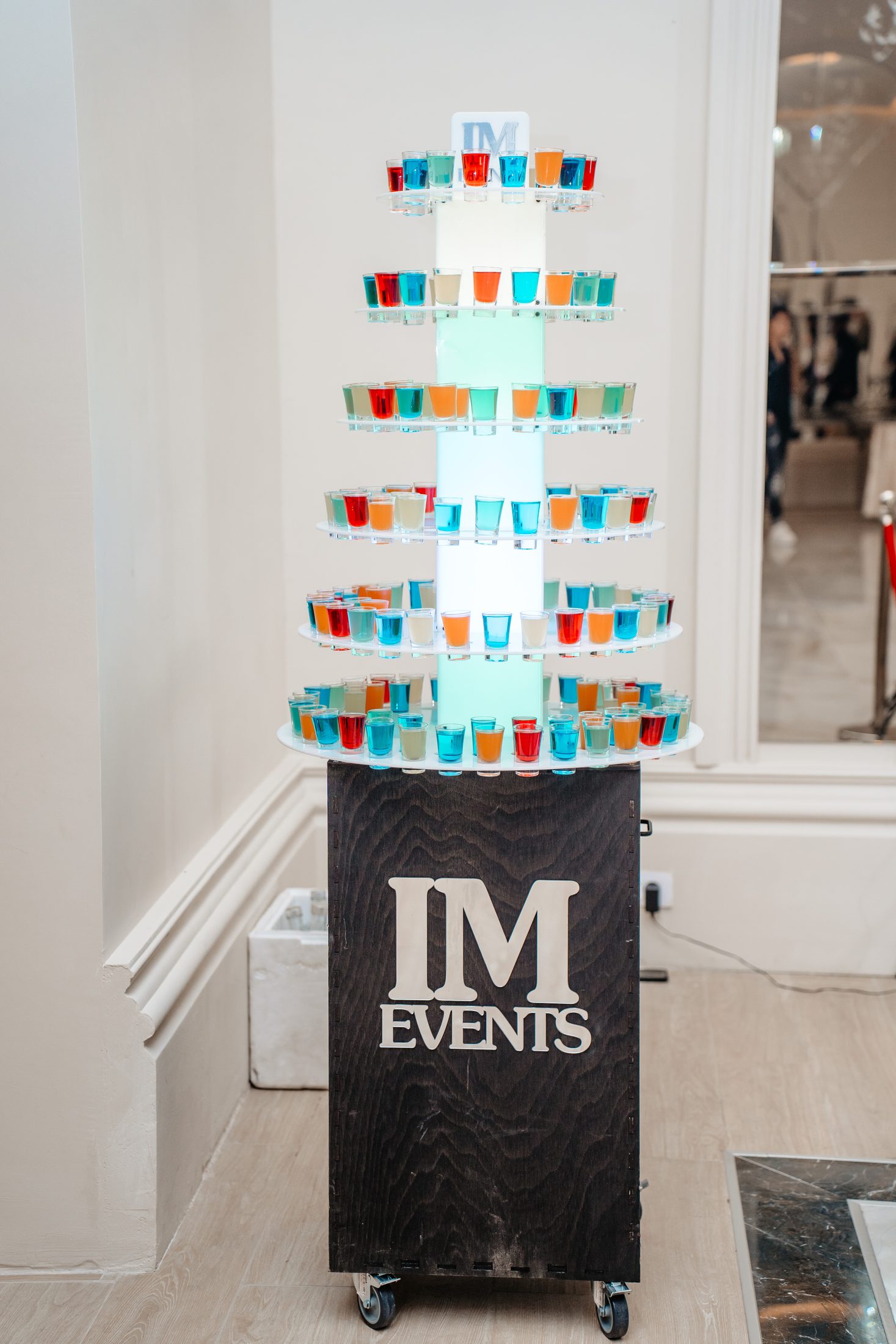 Tort de shoturi luminate la eveniment — bar mobil I.M. Events