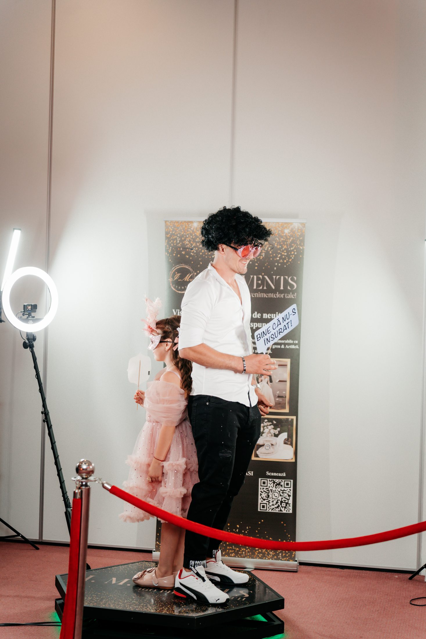 Invitați pozând la cabina foto eveniment — I.M. Events Iași